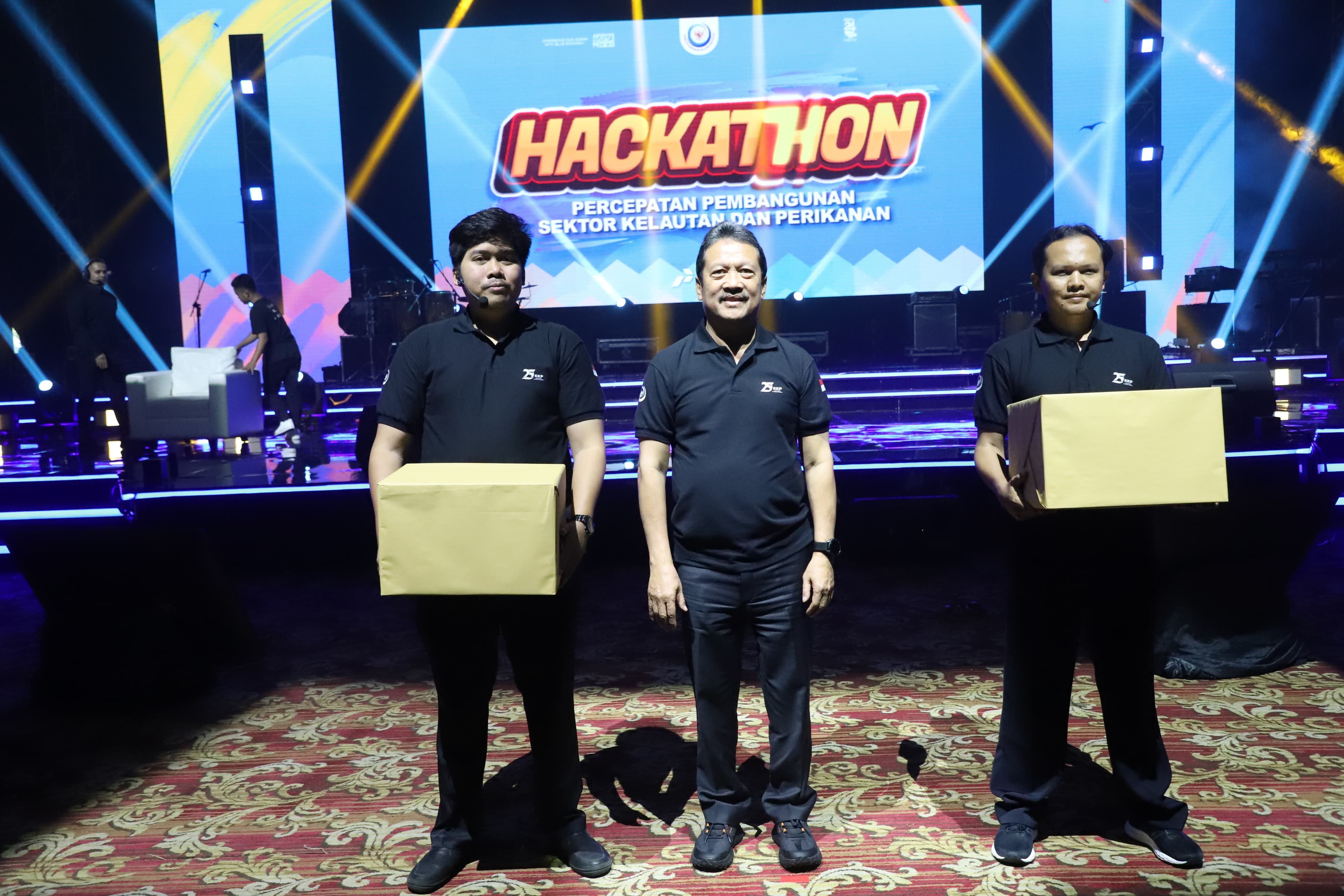 Menteri KKP Sakti Wahyu Trenggono Memberikan Penghargaan dan Hadiah kepada Reza sebagai Pemenang dari Hackathon Percepatan Pembangunan Sektor Kelautan dan Perikanan